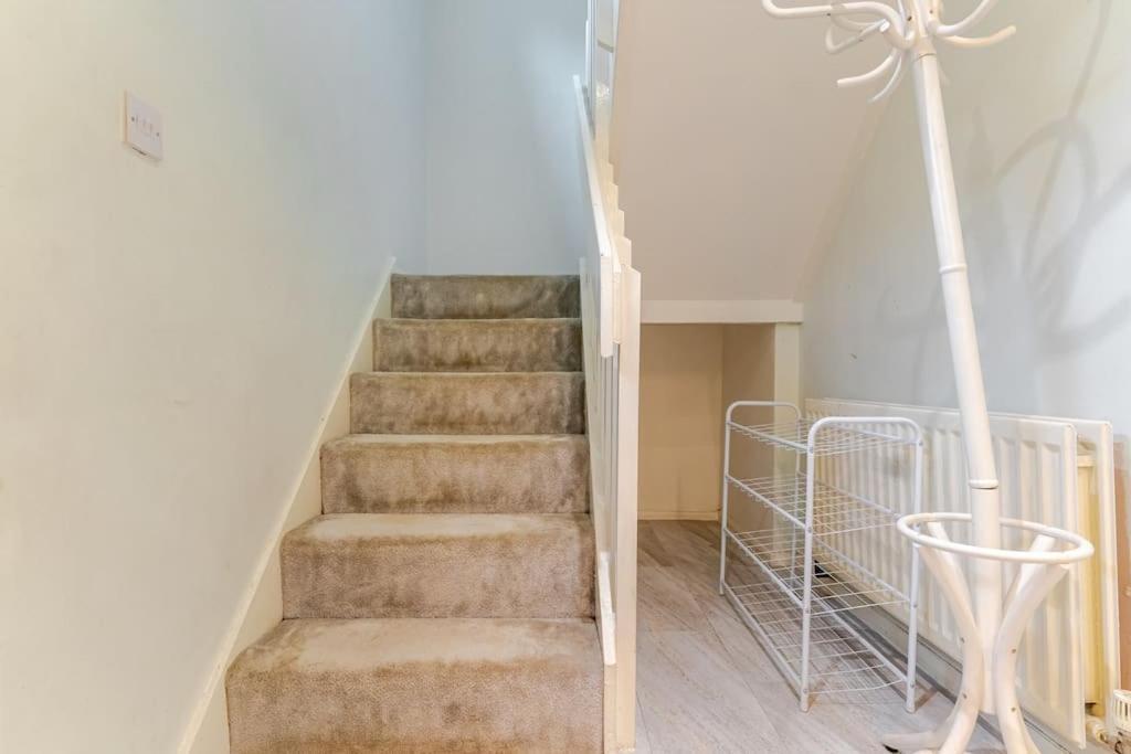 A&S Properties, No Guest Fees, Bank Transfe Deposit Available Вулвергемптон Екстериор снимка