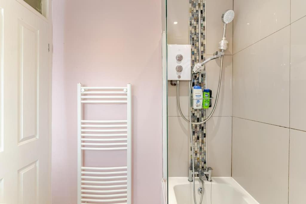 A&S Properties, No Guest Fees, Bank Transfe Deposit Available Вулвергемптон Екстериор снимка