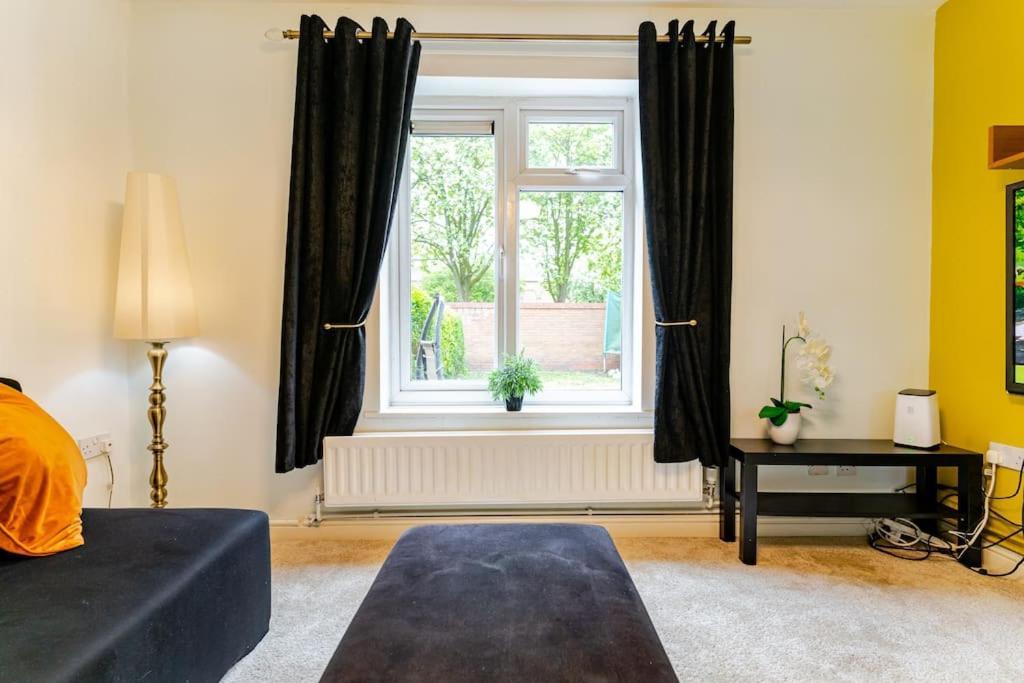 A&S Properties, No Guest Fees, Bank Transfe Deposit Available Вулвергемптон Екстериор снимка